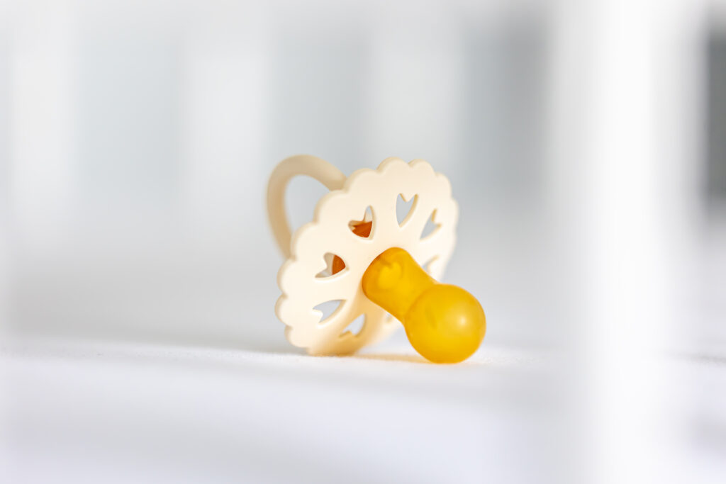<a href="https://it.freepik.com/foto-gratuito/ciuccio-babys-su-uno-sfondo-bianco-sfocato_47862972.htm#query=ciuccio&position=0&from_view=keyword&track=ais_user&uuid=09492568-0b51-474d-81bb-6d739f8eb5bb">Immagine di pvproductions</a> su Freepik
